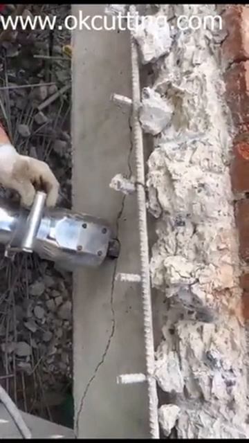 Hydraulic Rock and Concrete Splitter in action