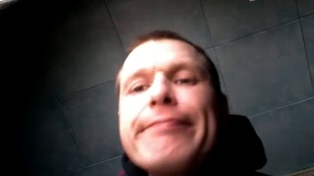 Лысый угорает.