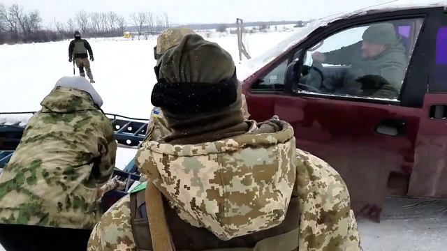 Как "Киборги" на "броне" помогли Степанычу погрузить волонтерское авто ...