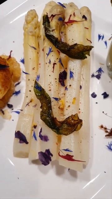 Oeuf coulant pané et Asperges à l'Ail des ours