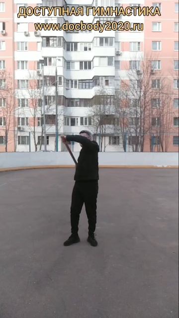 Упражнения с двуручной булавой весом 2.6 кг на спортплощадке (25)