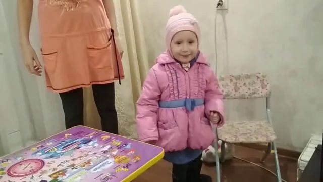 Дочка гуляет на балконе)