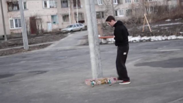 ломает столб