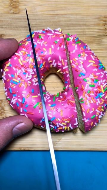 Пончик с розовой глазурью / raspberry donut