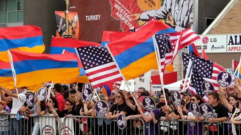 2025. США ВЫСЫЛАЮТ НА РОДИНУ 2000 АРМЯН: первая партия и подарок Трампа Еревану.Прогноз А.РОЖИНЦЕВА
