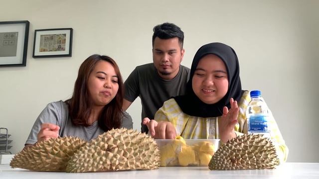 CAMERA OR MOTORCYCLE BET | MY FIRST TIME EATING DURIAN!