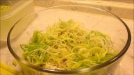 Arenques ahumados en aceite de oliva y puerro. /Копченая сельдь в оливковом масле и порей.