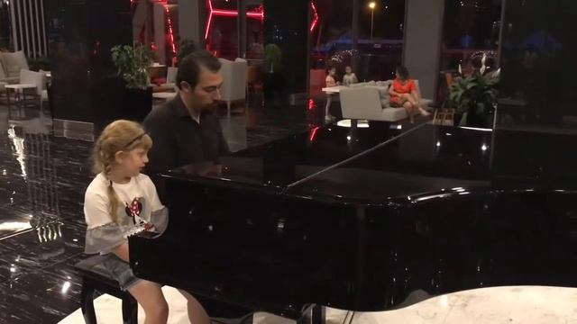 Minel sürpriz piyano resitali | Bosphorus Sorgun Hotel