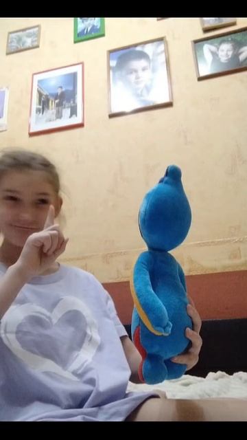 пов: челек проверяет игрушку с картинкой орегенала