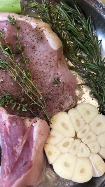 Свиная корейка на кости с луком шалот, чесноком, сельдереем и тимьяном