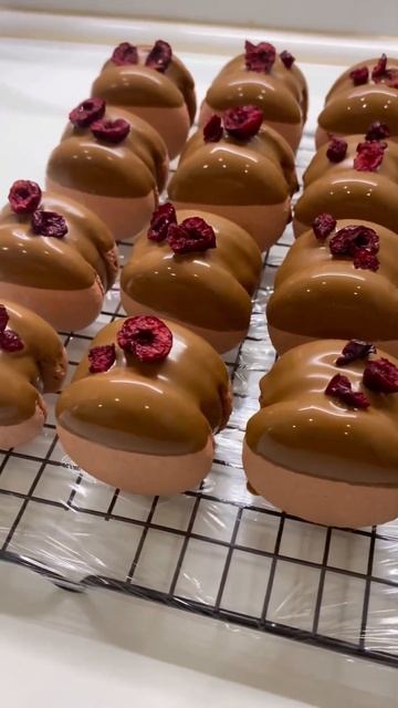 Вишня в шоколаде @praline_macarons