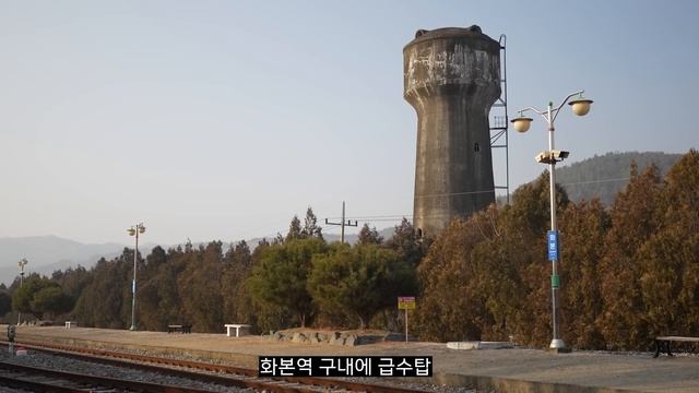 옷을 벗어도 춥지 않은 날씨 아무도 없는 시골집 여행하며 자전거 타기