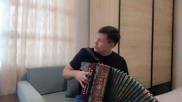 Под окном черемуха колышется