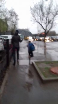 Пацан пристроился к посторонней женщине, чтобы не попасть по дождь.