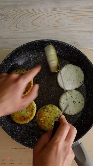 Сырники со шпинатом и кремом из красной рыбы.