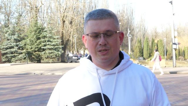 8 марта  Александр Новиков и Анатолий Овсянкин вручили цветы жительницам Смоленска.