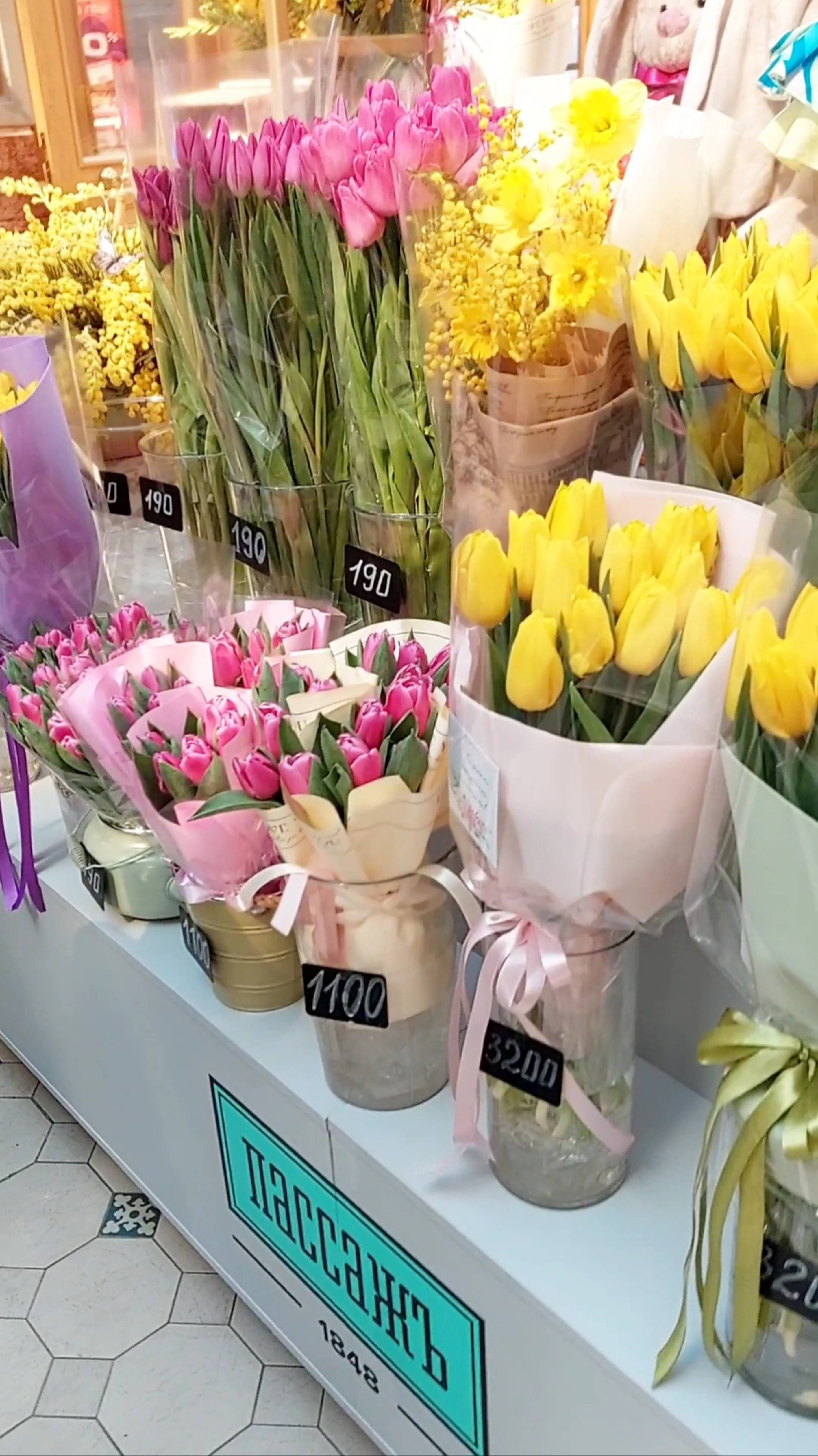 Нежных и женственных с праздником 😊 Все купили себе подарки? Пассаж, Петербург