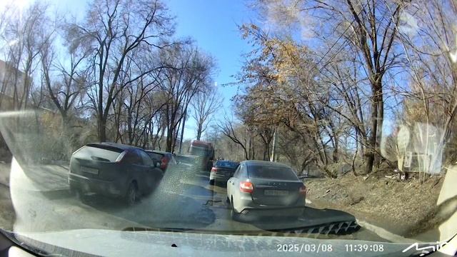 Что только не бывает на дороге. Жена в вацапе мяукает, бабки бьют палками 👹