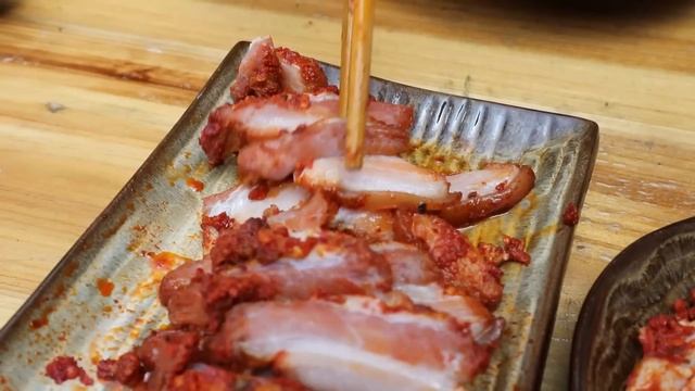苗大姐挑战吃生猪肉，腌鱼腌肉，嚼碎了直接吞，你们敢吃吗？