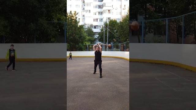 Упражнения с двуручной булавой весом 2.6 кг на спортплощадке (28)