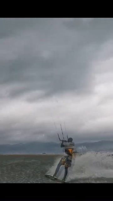 Новороссийск. Кайтсёрфинг  это круто.Черное море.Kitesurfing is cool. The Black Sea. Russia