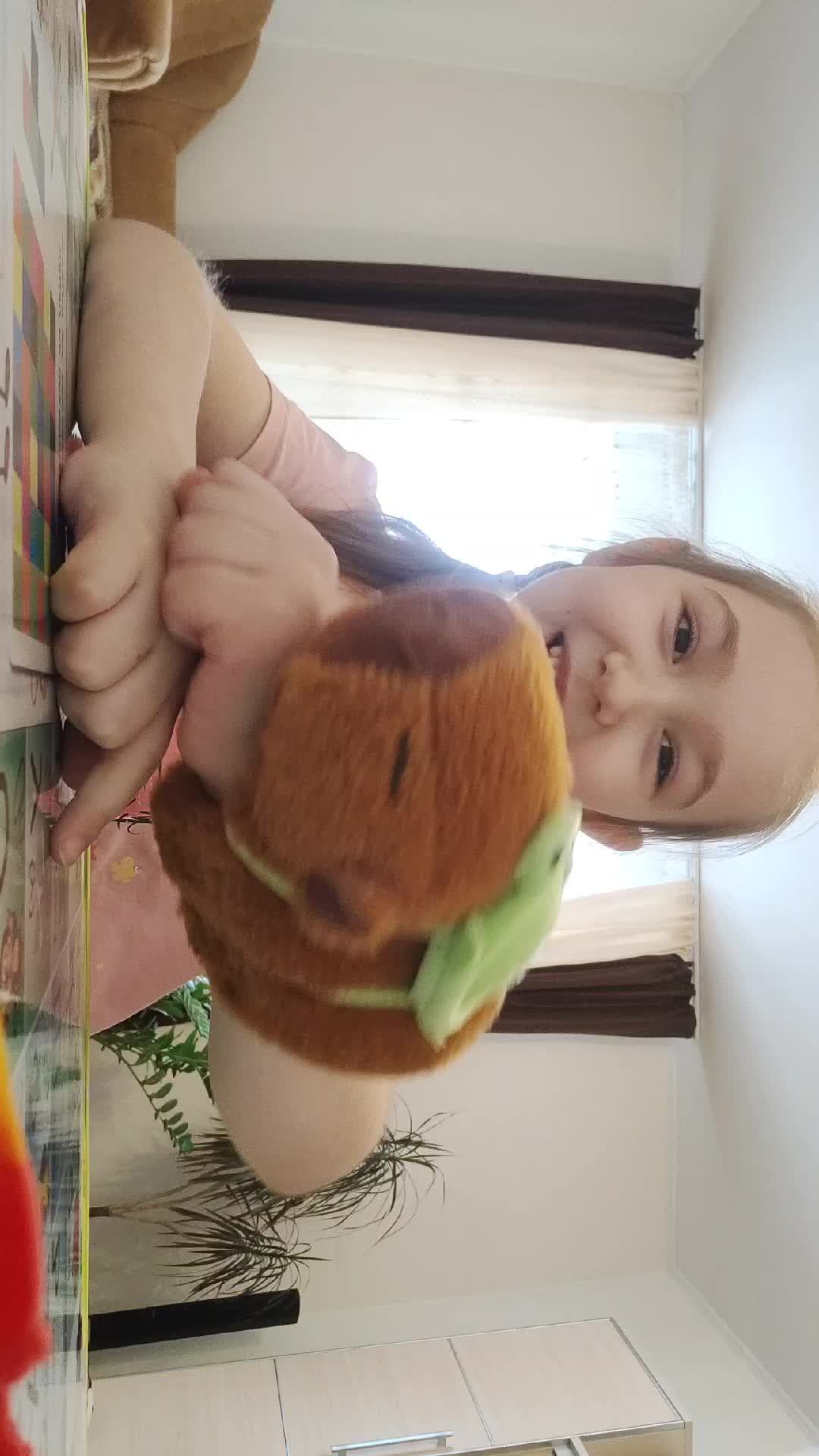 Леплю капибару в бассейне 🙂