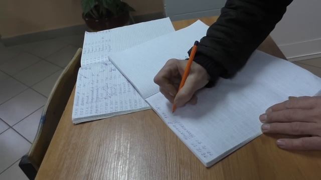 Отвезли детей в школу и заехали к Вике выпить кофе.