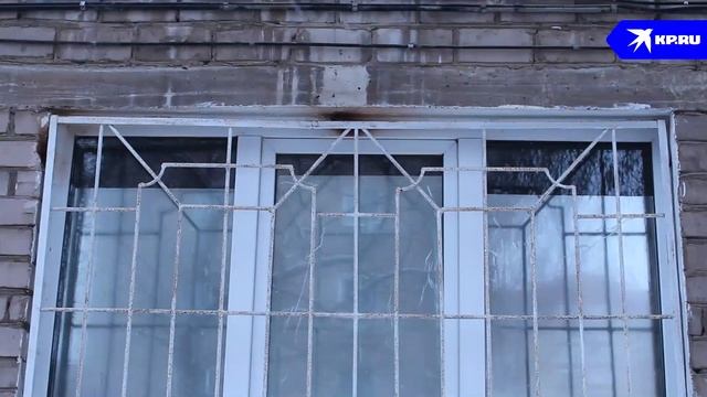 «Замуровал собственную маму»: пермячка живет в запертой на замок квартире с заклеенными окнами