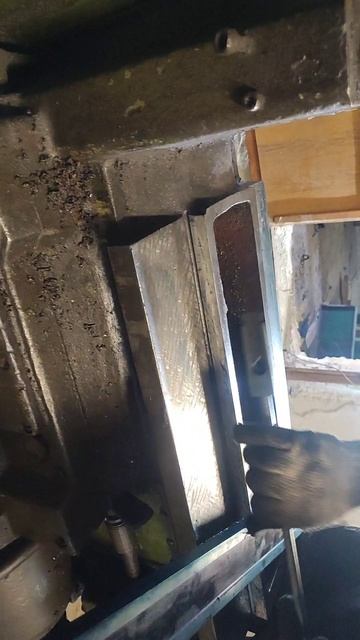 Шабровка параллельных направляющих стола фрезерного станка