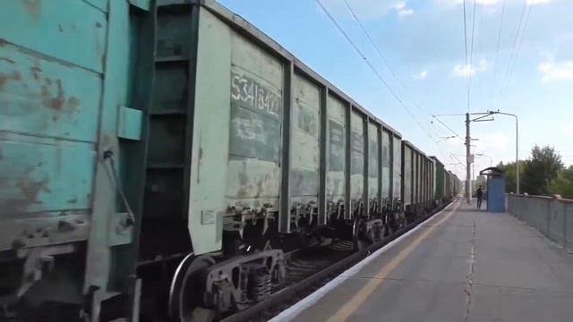 Гибрид 2ТЭ116-1426А/466А с грузовым поездом следует через о.п. Ботаническая