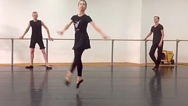 Классический танец-комбинация маленьких прыжков