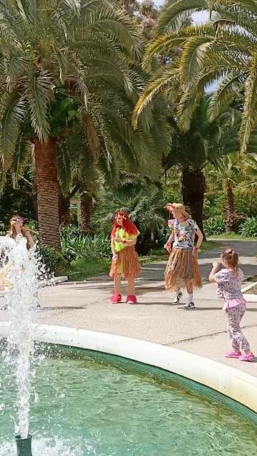 Я очень люблю танцевать и петь с местными жителями 💃