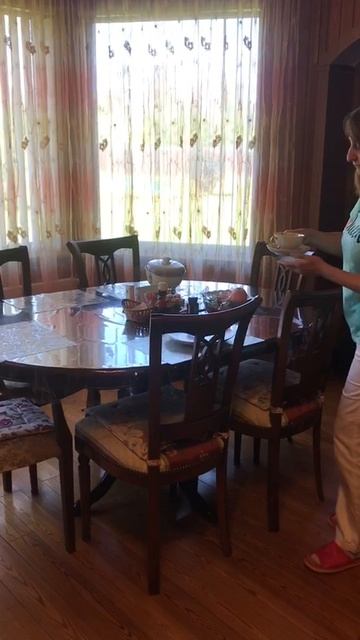 Я накрываю на стол.