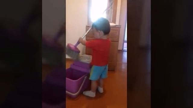 Малыш моет полы!
