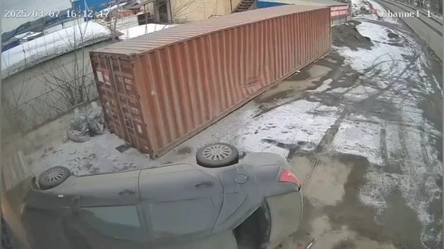 пьяный автомобилист врезался в здание