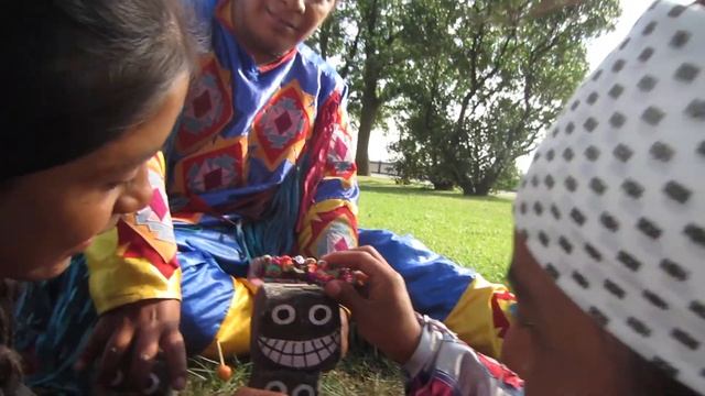 Индейцы Кечуа на уроках жонглирования булыжниками