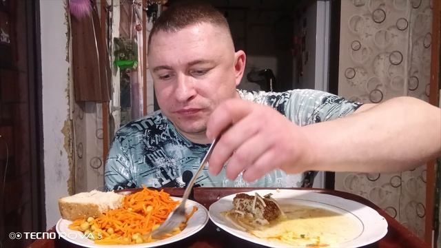 мукбанг/обжор/спагетти с куриными котлетами,морковка корейская/