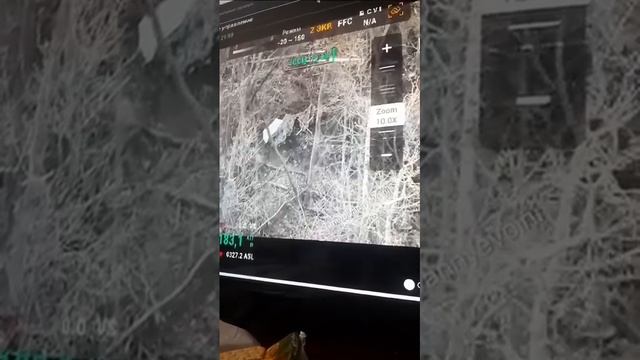 Российский штурмовик закидывает СВУ в укрытие украинских военнослужащих.