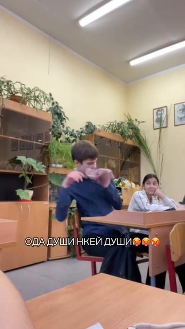 у нас в классе пацана облизывал трусы