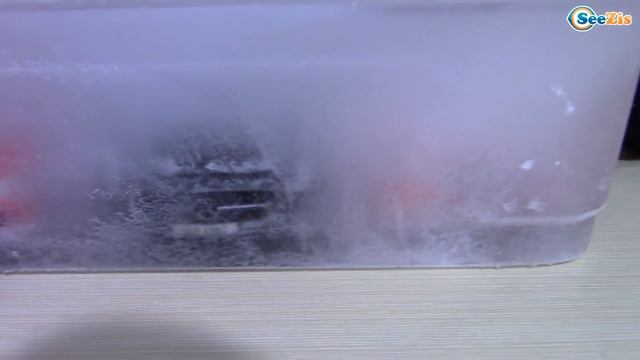 Машинки во льду! Замораживаем и РАЗБИВАЕМ МАШИНКИ Car Toys Frozen!