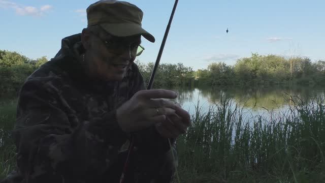 Рыбалка на поплавочную снасть.Уклейка на карьере идет жёстко.