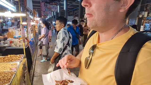 Ночной рынок тепразит. Пробую червей.