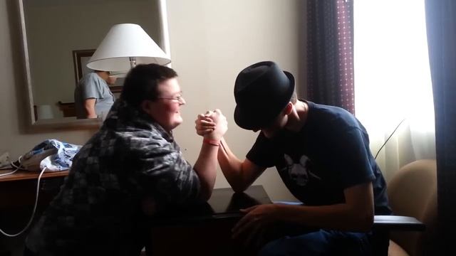 FIGHT ME @ PAX TIEBREAKER! - KomiExplosion vs FrozenTrain (Arm Wrestling Match #2)