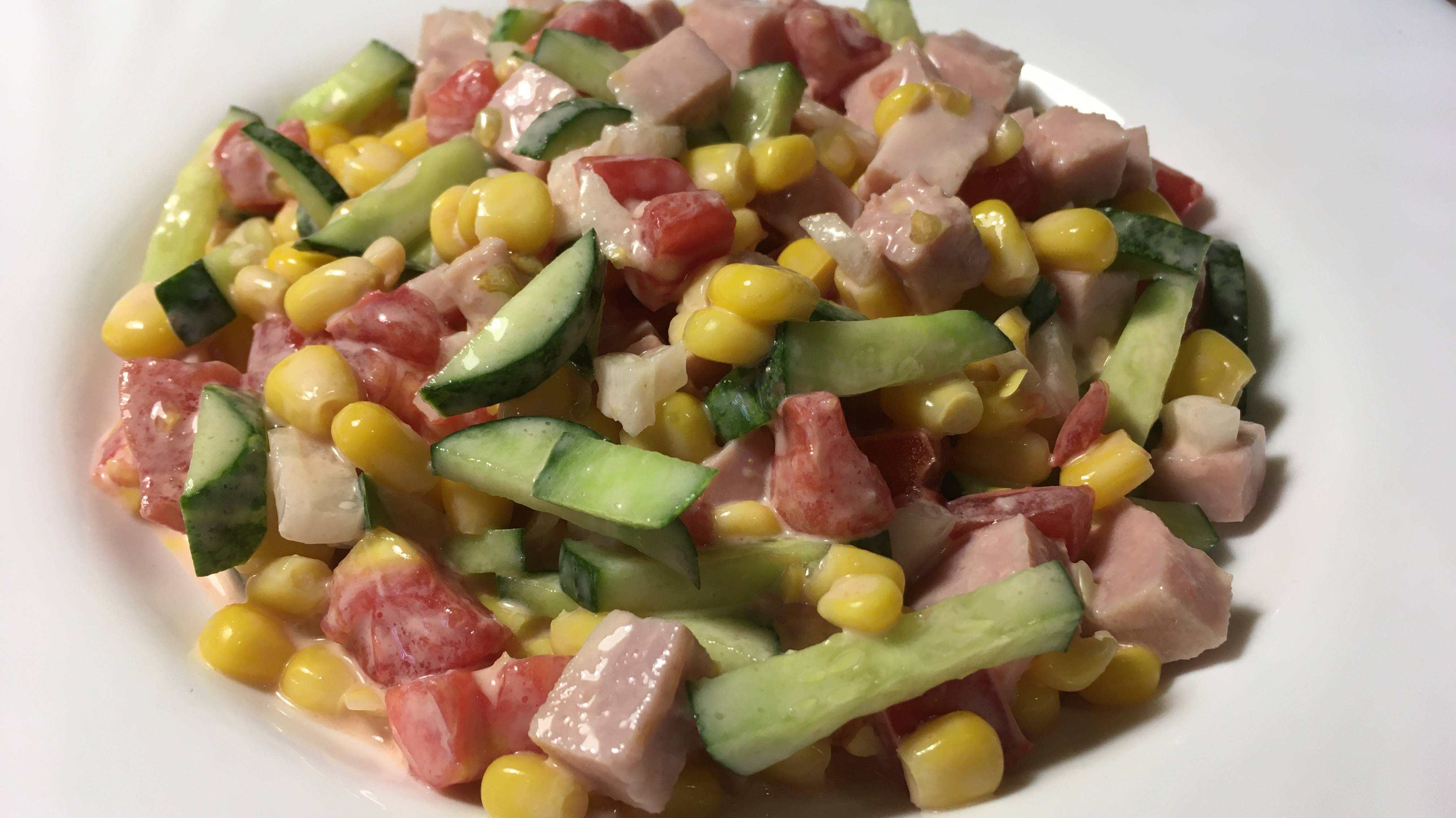 Салат с ветчиной и кукурузой