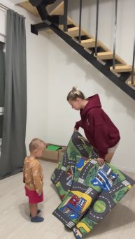 Начала обустраивать игровую комнату