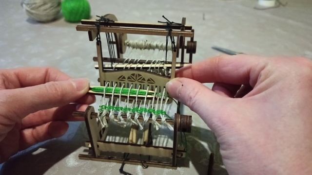 Собираем сувенирный ткацкий станочек.
