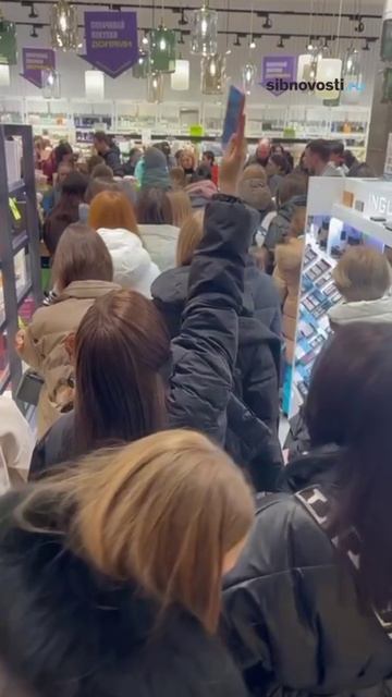 Красноярцы штурмовали популярный магазин косметики в «Планете» 8 Марта