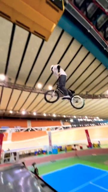 Crazy BMX skills 😳 🔥 #bmx #bmxshorts #bmxisfun #bmxrussia #bmxindonesia #bmx_cycle_stunt #shorts