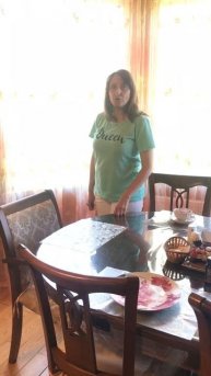 Я стою у стола.