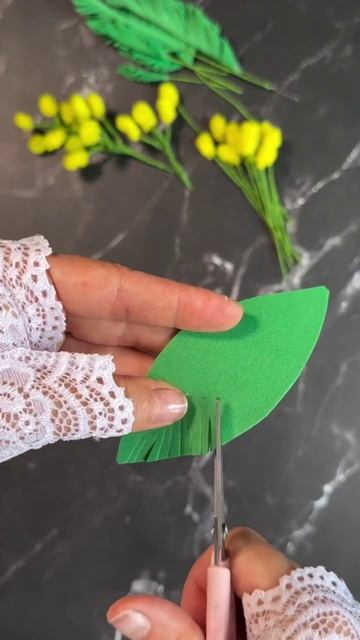 своими руками мимоза из синельной проволоки и фоамирана. 💛💛💛💚💚💚